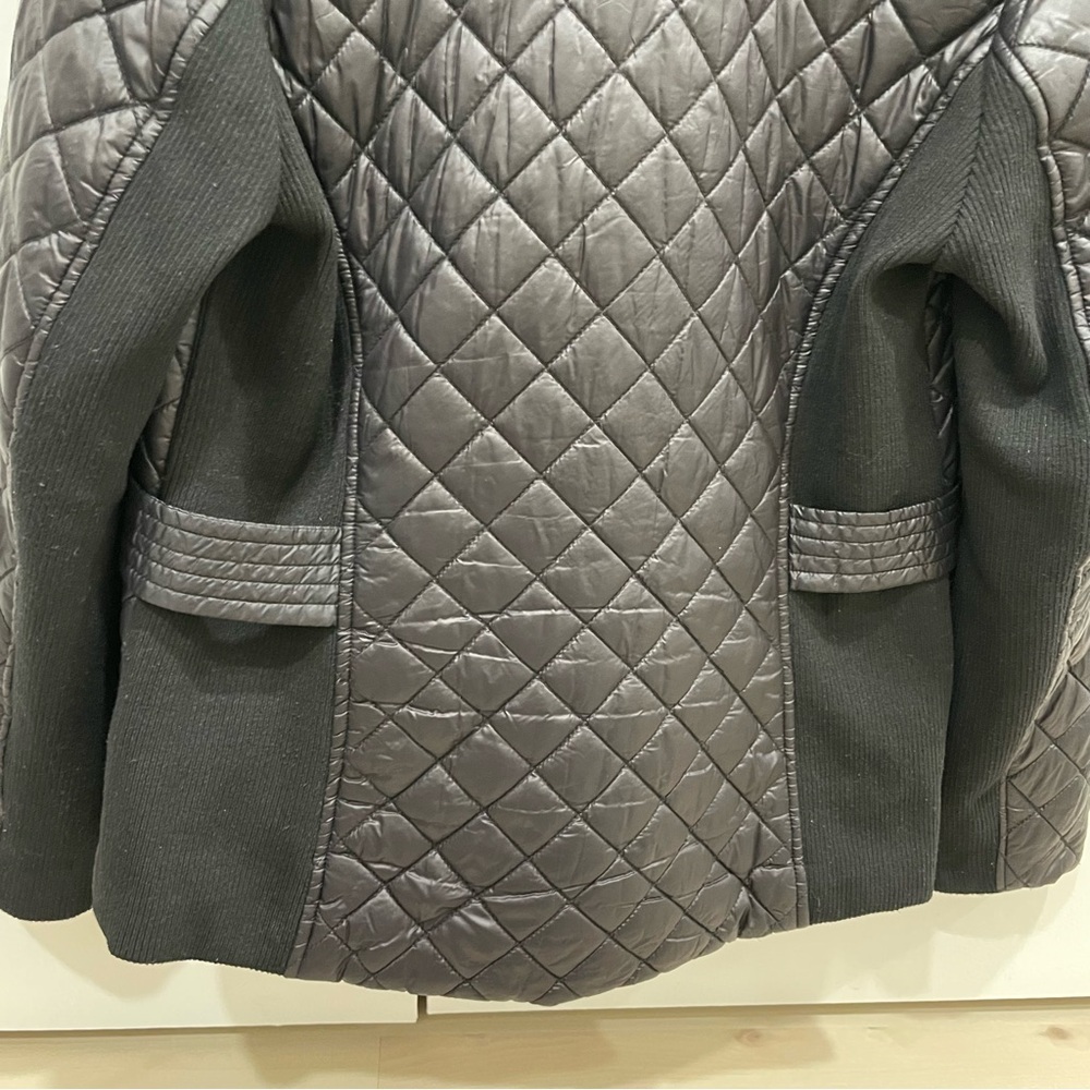Marc New York. Andrew Marc. Women’s Coat Size Medium. Black with Gold. Quilted. - Picture 10 of 11